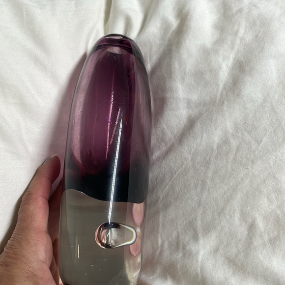 Orrefor Swedish signed Amethyst Art Glass vase. Signed Earnest Gordon  10.75in - Picture 4 of 6